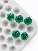 Forma do żelków w kształcie liścia 3.1 mL, 185 gniazd — widok pod kątem ze szmaragdowozielonymi żelkami