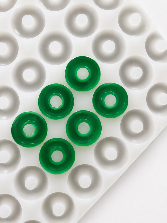 Forma do żelków pierścień brzoskwiniowy 3.4 mL - 108 gniazd - zbliżenie, ze szmaragdowozielonymi zelkami