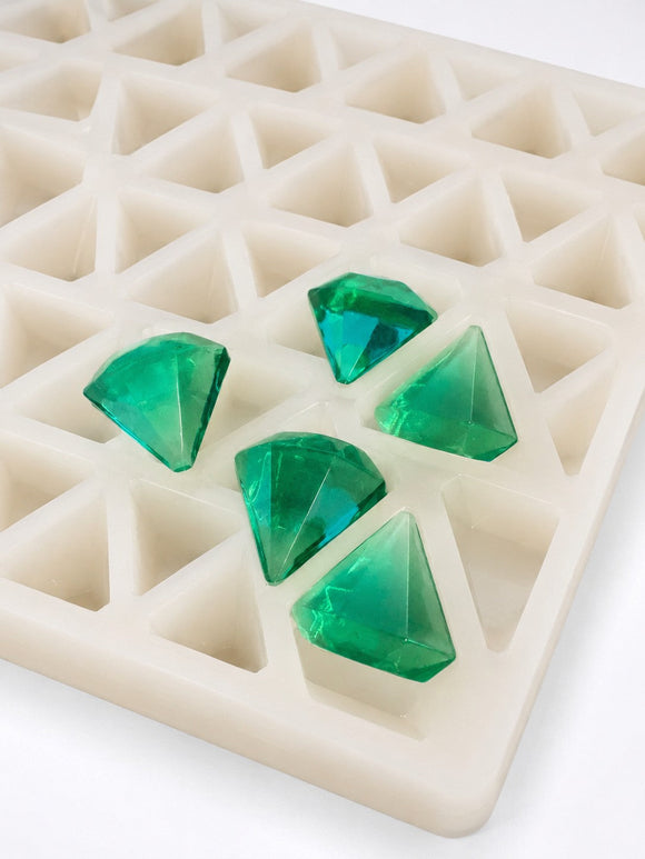 Forma do żelków w kształcie diamentu 3.5 mL - 173 gniazd - zbliżenie, na białym tle, ze szmaragdowozielonymi zelkami