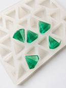 Forma do żelków w kształcie diamentu 3.5 mL - 173 gniazd - widok pod katem, ze szmaragdowozielonymi zelkami, przezroczyste