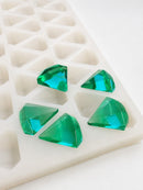 Forma do żelków w kształcie diamentu 3.5 mL - 173 gniazd - zbliżenie pod katem, ze szmaragdowozielonymi zelkami
