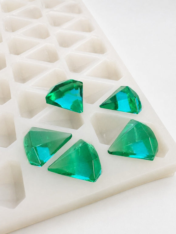 Forma do żelków w kształcie diamentu 3.5 mL - 173 gniazd - zbliżenie pod katem, ze szmaragdowozielonymi zelkami