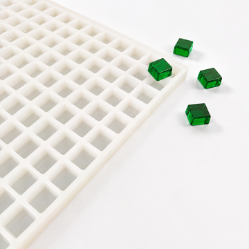 Forma do żelków kwadratowa 4 mL - 192 gniazd - widok produktu, na białym tle, ze szmaragdowozielonymi zelkami